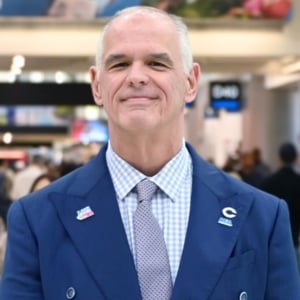 Ralph Cutié speaking at Aviation Festival Americas