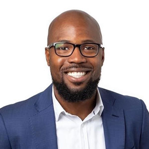 Olumi Adisa speaking at Solar & Storage Live KSA