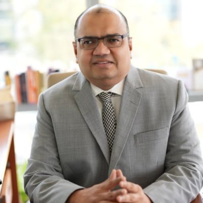 Khurram Z. Chishti speaking at Solar & Storage Live Dubai