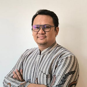 Achmad Firdaus speaking at Solar & Storage Live Indonesia